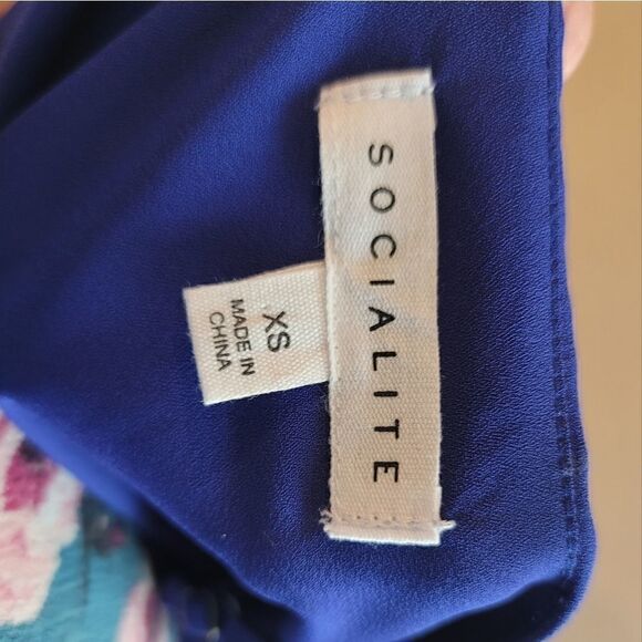 Socialite Tank With Lace Detail - Picture 5 of 6